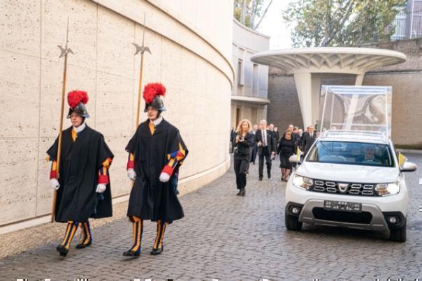 Dacia Duster 4x4 mit spezifischen Umbauten als neues «Papamobil» für Papst Franziskus